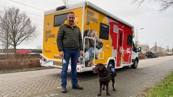Oprichter met hond Joy voor de Enjoycleaningup-camper
