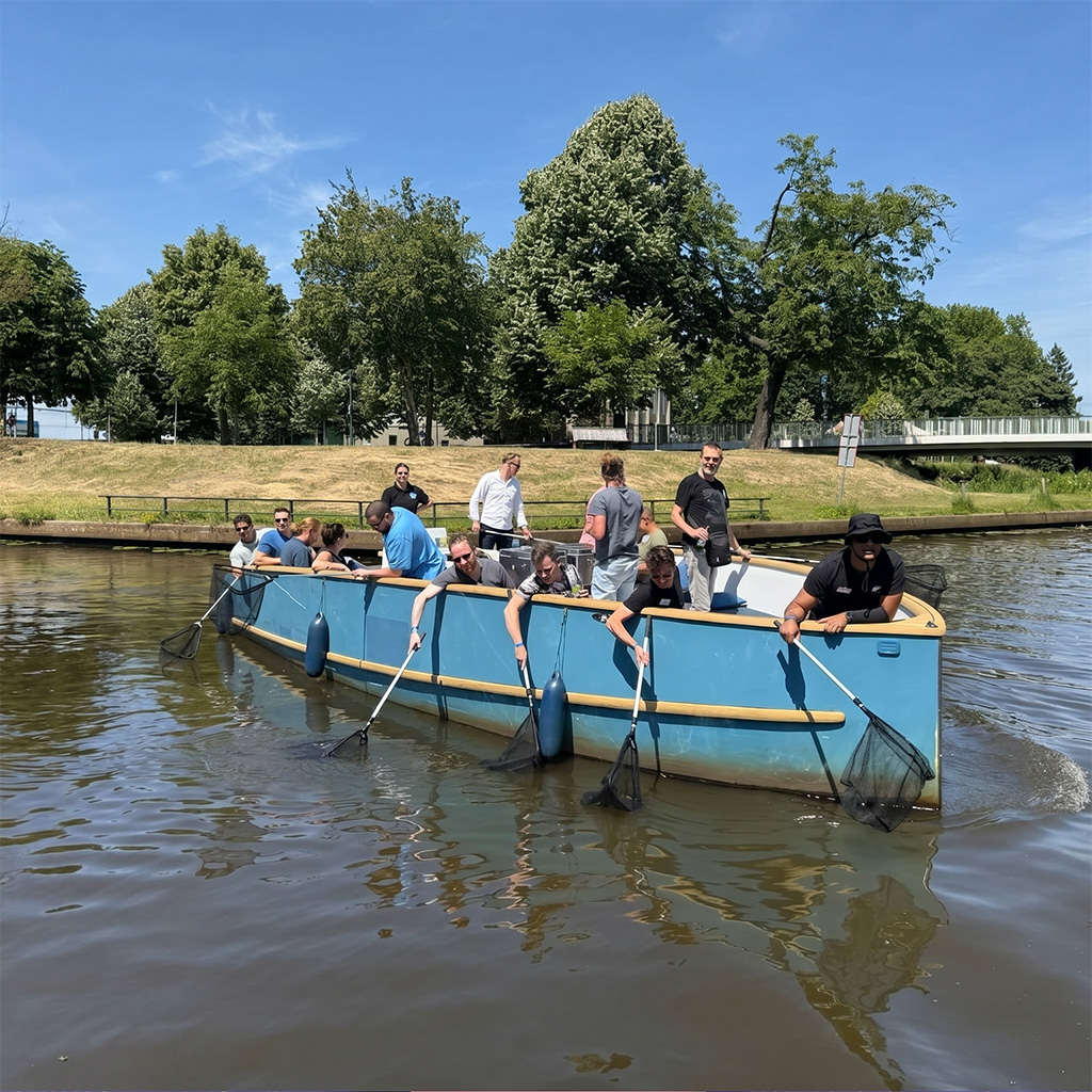 Vrijwilligers ruimen zwerfafval op vanaf een boot