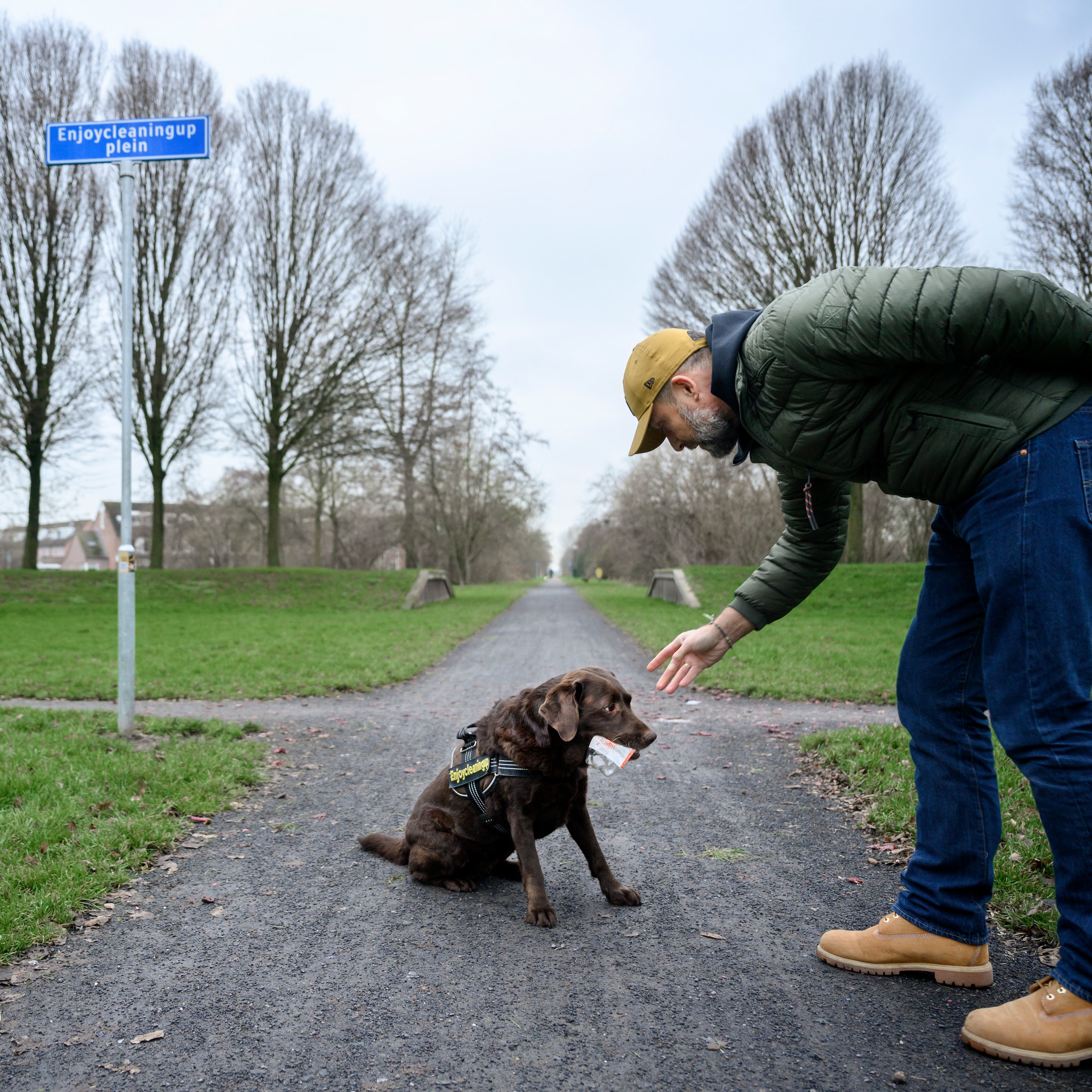 Lokale Held met hond tijdens opruimwandeling