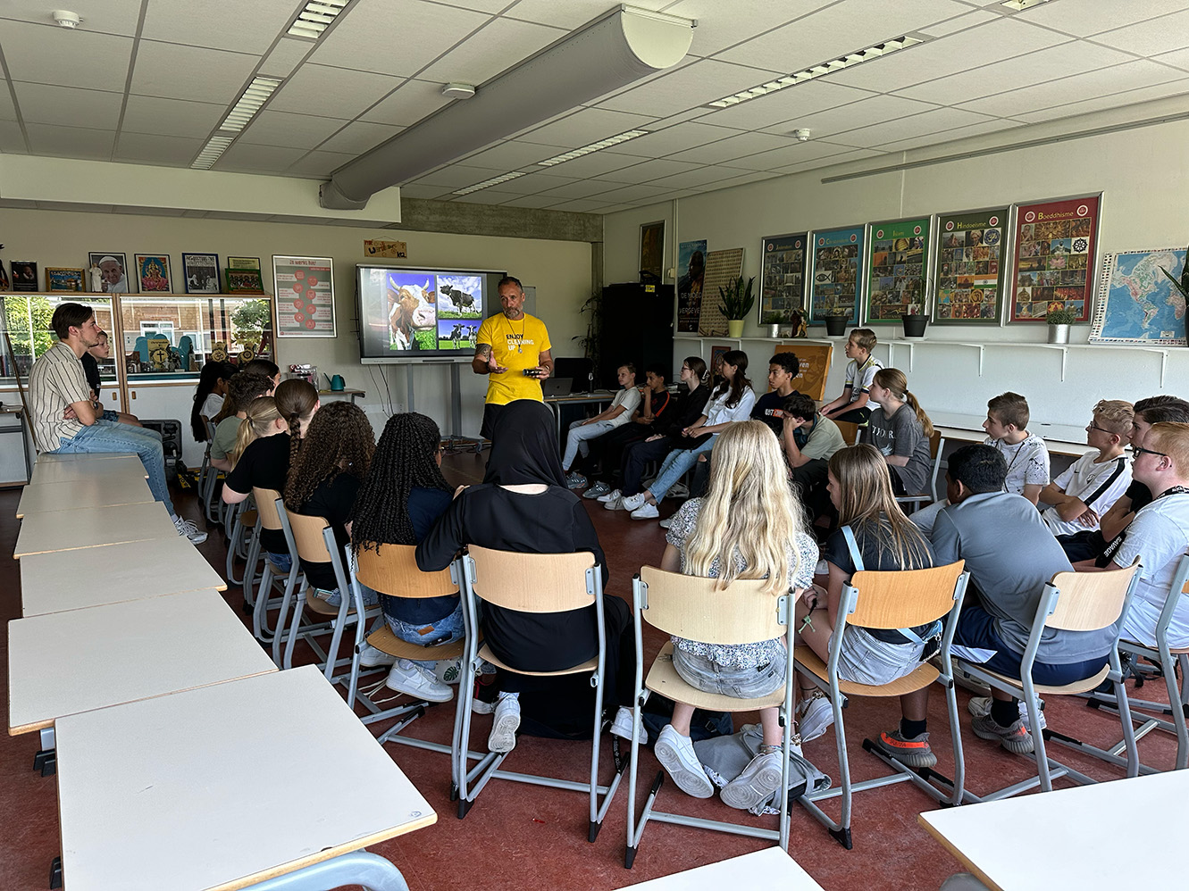 Leerlingen luisteren aandachtig tijdens voorlichting